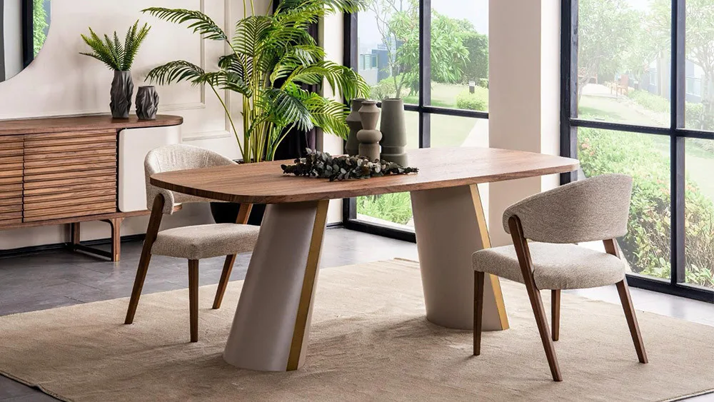 drveni sto uklopjen u ostatak trpezarije