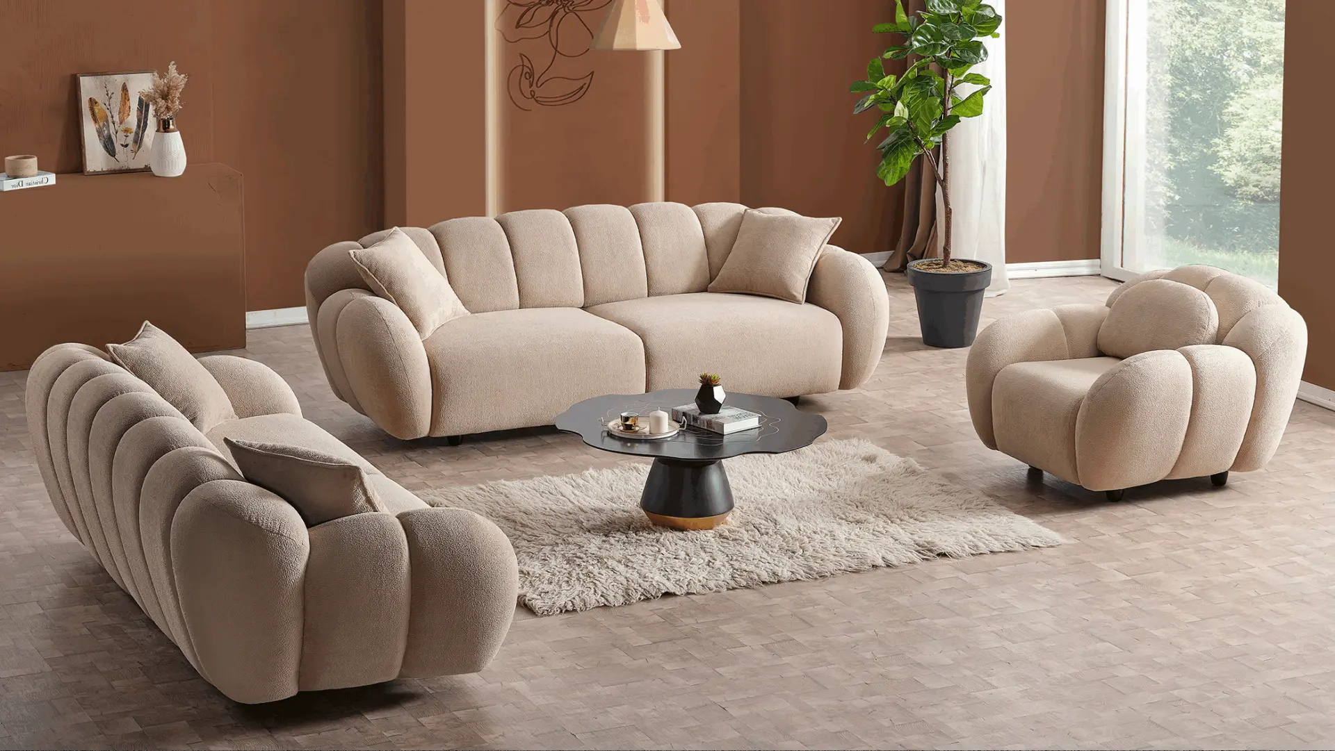 krem trosd sa dvosedom i foteljom iz iste linije i upečatljivim bordo zidom