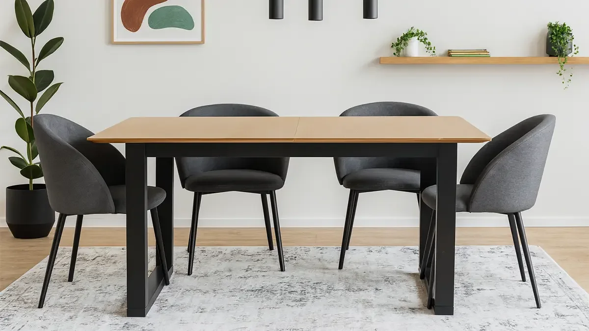 Ovalni trpezarijski sto i moderne tanosive stolice