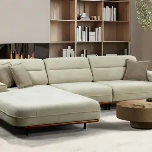 Napoli ugaona garnitura sa modernim linijama i bogatom tkaninom u svetloj nijansi donosi vrhunski komfor i stil u svaki enterijer