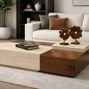 Klub sto sa dekorativnim elementima i trosedom svetle boje.