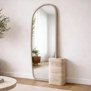 Minimalističko podno ogledalo 414 sa prirodnom bazom i toplim drvenim ramom – savršen detalj za luksuzne, svetle enterijere