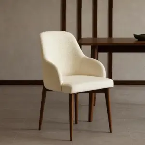 Soho stolica sa zaobljenim naslonom i drvenim nogama, savršen je izbor za moderan trpezarijski ambijent